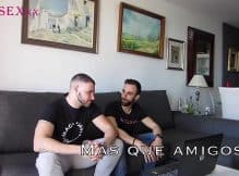 Amigos se masturbando no sofá em uma putaria gay