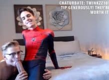 Gay chupando o pau monstruoso do Miranha de 18 anos