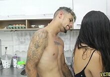 Sexo na cozinha com uma mulata brasileira gostosa