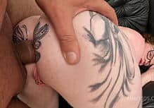 Nerd tatuada dando o cuzinho rosado no pelo